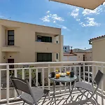 Near The Beach Luxury Apt Matteo